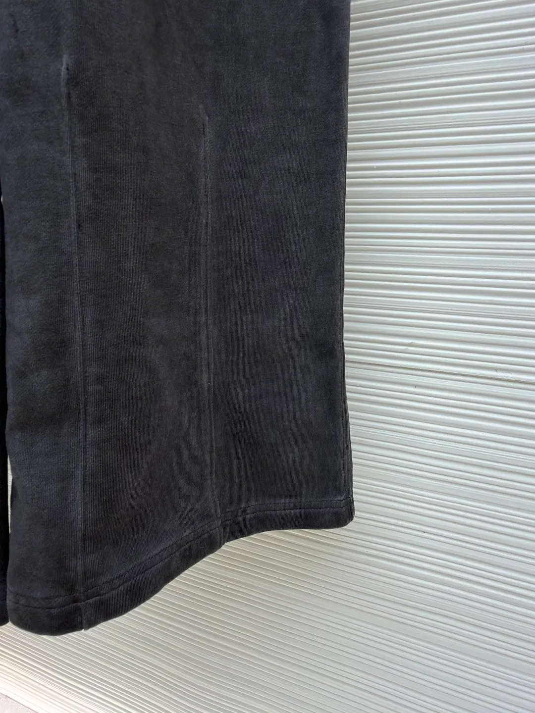 Acne Studios distressed logo trousers ●Original version: purchased and developed for 5500 ●Item number: 1682336-B10 ●Fabric: cloud velvet fabric ●Technology: made by ancient stone grinding ●Color: gray ●Version: loose version ●Weight: about 725 grams ●Size: The restrained aesthetics of cool tones sublimates dressing into a tonal narrative. The Acne Studios logo is embedded in the front of the trouser legs with a hidden edge, making the logo an invisible medal. It is based on the rhythm of the body. Irregular three-dimensional pleats are carved on the trousers, and the layering is full. It blooms proudly like a work of art and becomes the leader of fashion trends. Infrared positioning heat transfer process. Infrared positioning Acne Studios logo pattern for more precise positioning. Use heat transfer materials for processing. The fabric is baked to fix the printed pattern. It is firm and durable and beautiful. The ancient method of stone grinding + hand-wrinkling uses natural pumice and biological enzymes to repeatedly rub the trousers to simulate the natural fading effect of wear and tear. The irregular three-dimensional pleats are formed by hand-wrinkling, and the washing and coloring process are used to make the clothes old. The special desizing agent is preferred, and then the fabric is soaked in it to be evenly sized. After desizing, it is finally rinsed. The workmanship is extremely complicated and the loss is high. The overall wiring is straight and delicate, the fabric is comfortable and soft, and the color is consistent without color difference. It can be matched with the same style to create a fashionable look and control various occasions. Customized accessories, complete with three standards, same style for men and women!